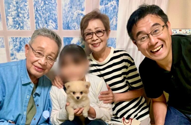 保護犬を迎えた家族写真